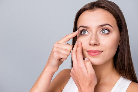 How to Prevent Eye Dryness While Wearing Contact Lenses